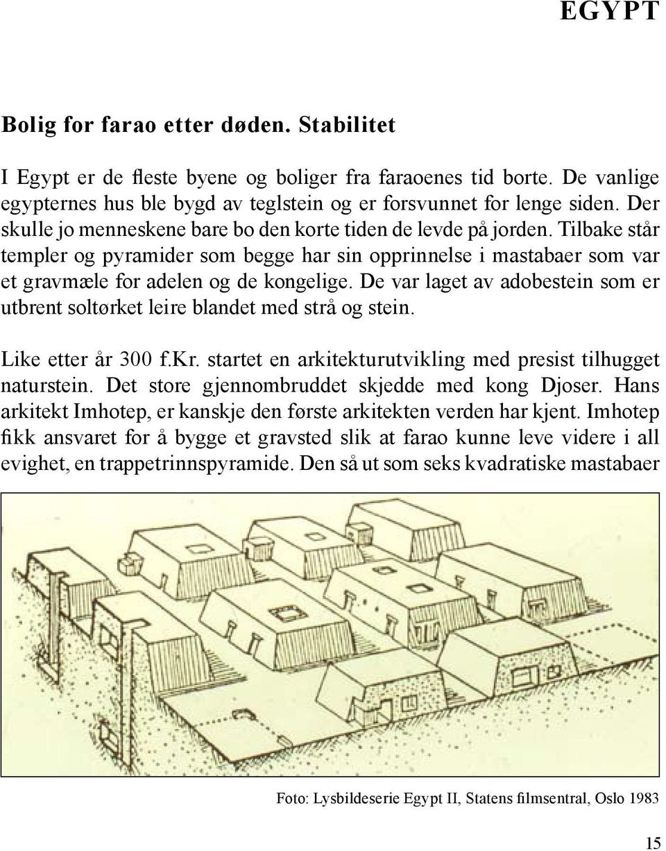 De var laget av adobestein som er utbrent soltørket leire blandet med strå og stein. Like etter år 300 f.kr. startet en arkitekturutvikling med presist tilhugget naturstein.