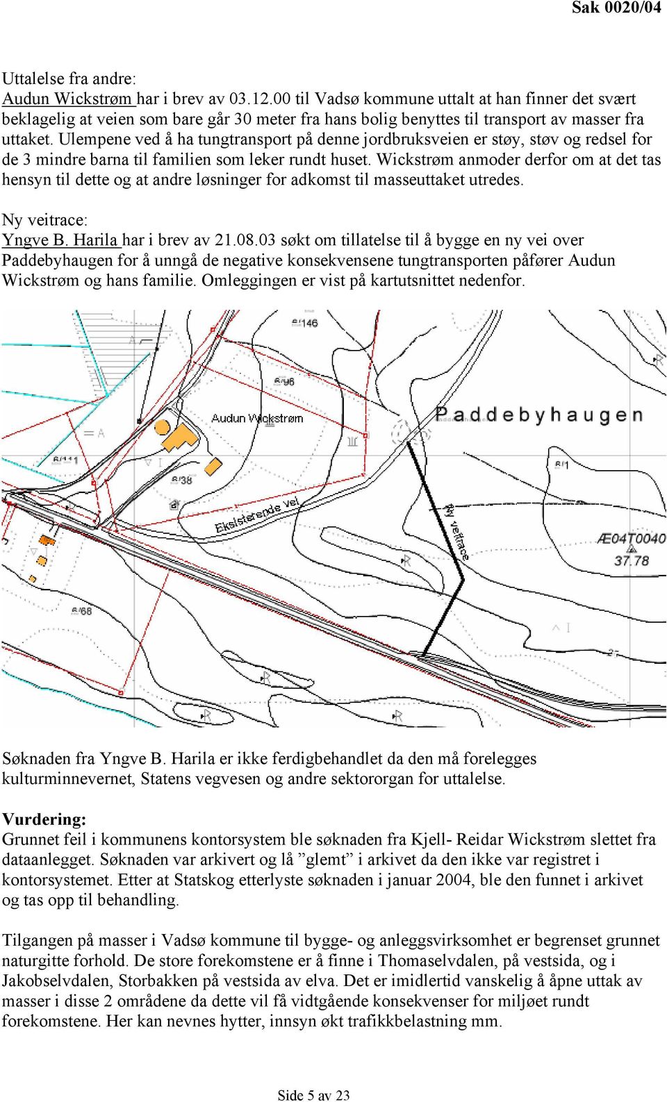 Ulempene ved å ha tungtransport på denne jordbruksveien er støy, støv og redsel for de 3 mindre barna til familien som leker rundt huset.