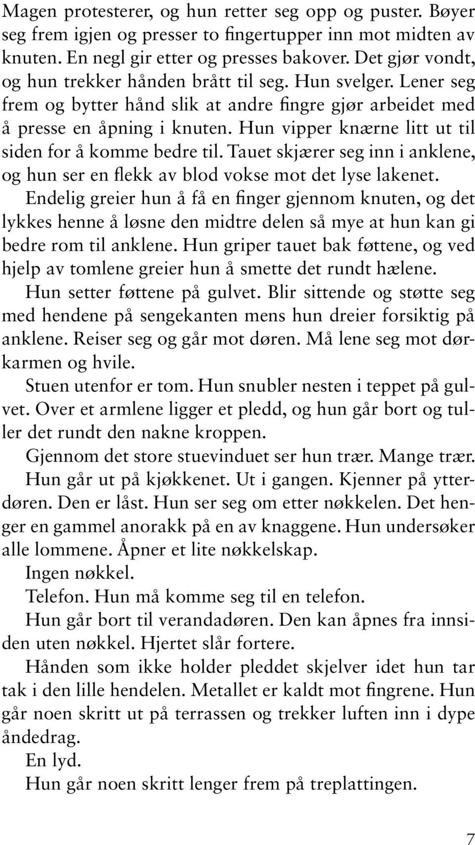 Hun vipper knærne litt ut til siden for å komme bedre til. Tauet skjærer seg inn i anklene, og hun ser en flekk av blod vokse mot det lyse lakenet.