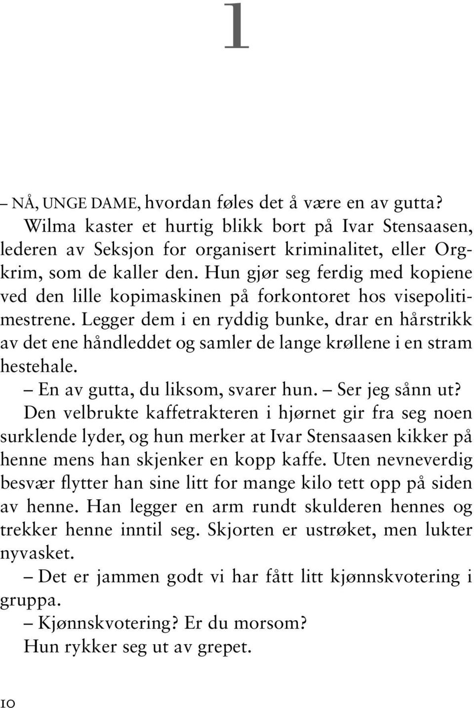 Legger dem i en ryddig bunke, drar en hårstrikk av det ene håndleddet og samler de lange krøllene i en stram hestehale. En av gutta, du liksom, svarer hun. Ser jeg sånn ut?