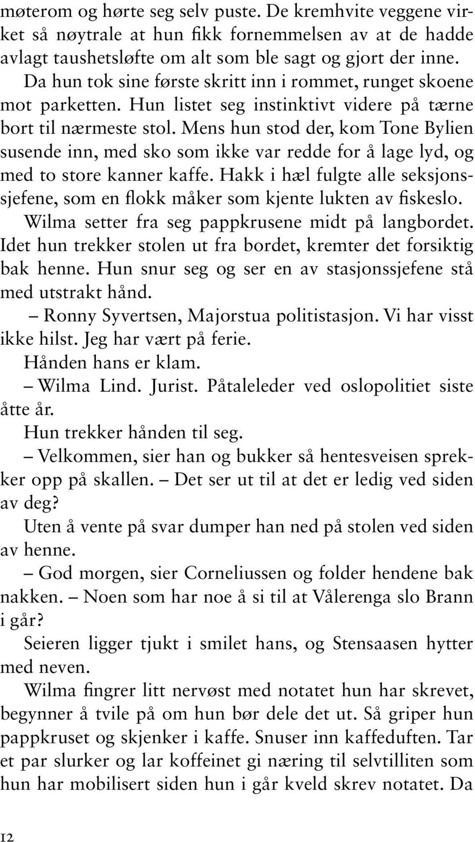 Mens hun stod der, kom Tone Bylien susende inn, med sko som ikke var redde for å lage lyd, og med to store kanner kaffe.