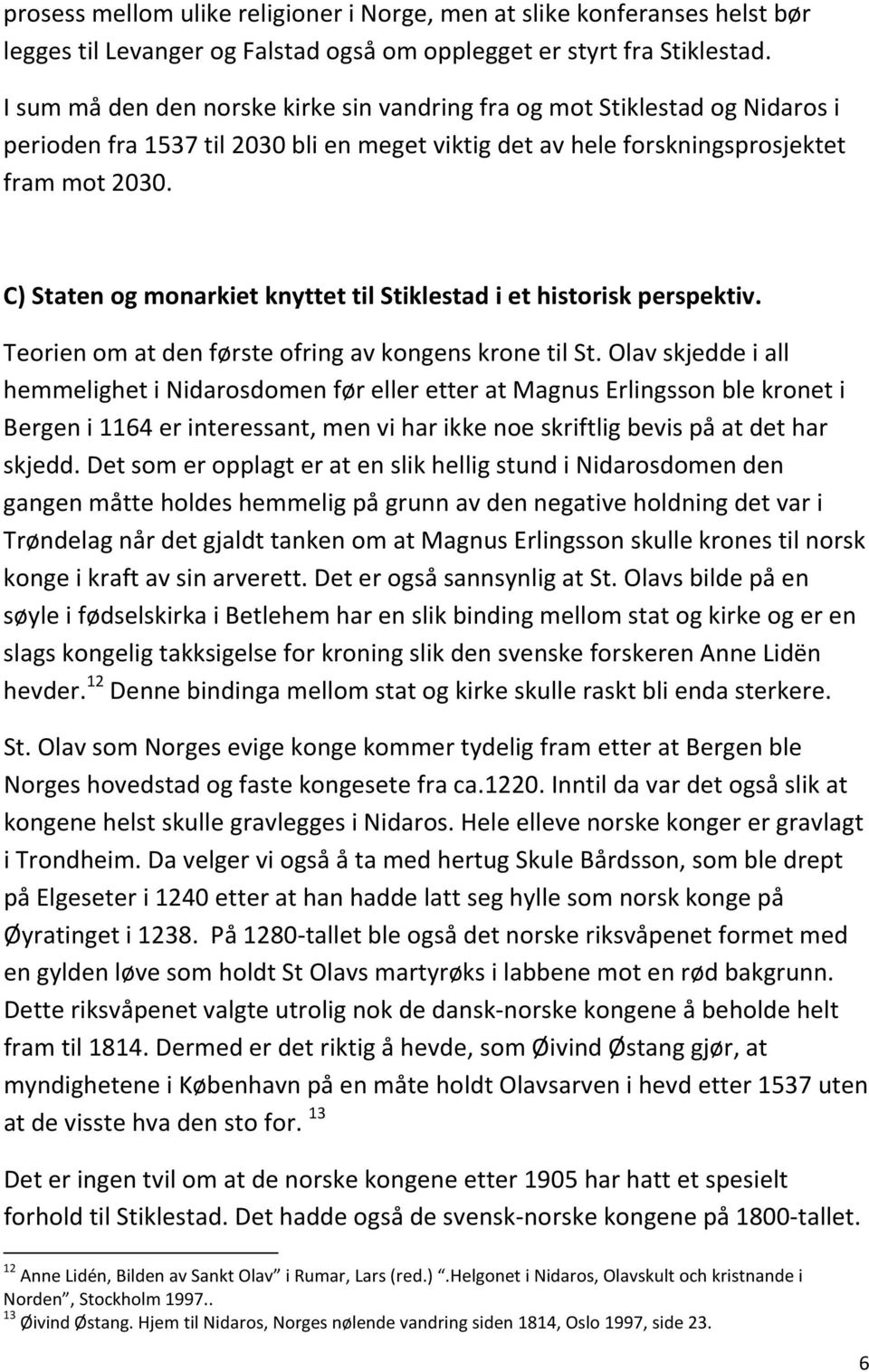 C) Staten og monarkiet knyttet til Stiklestad i et historisk perspektiv. Teorien om at den første ofring av kongens krone til St.