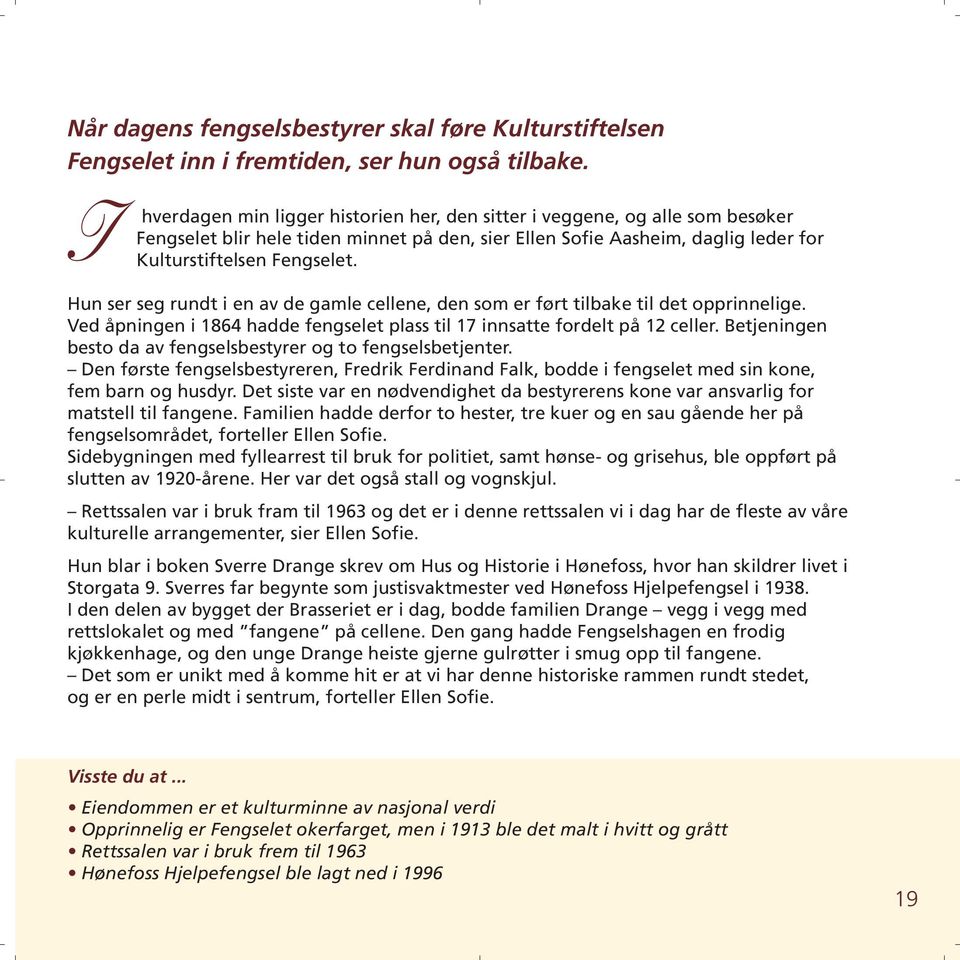 Hun ser seg rundt i en av de gamle cellene, den som er ført tilbake til det opprinnelige. Ved åpningen i 1864 hadde fengselet plass til 17 innsatte fordelt på 12 celler.