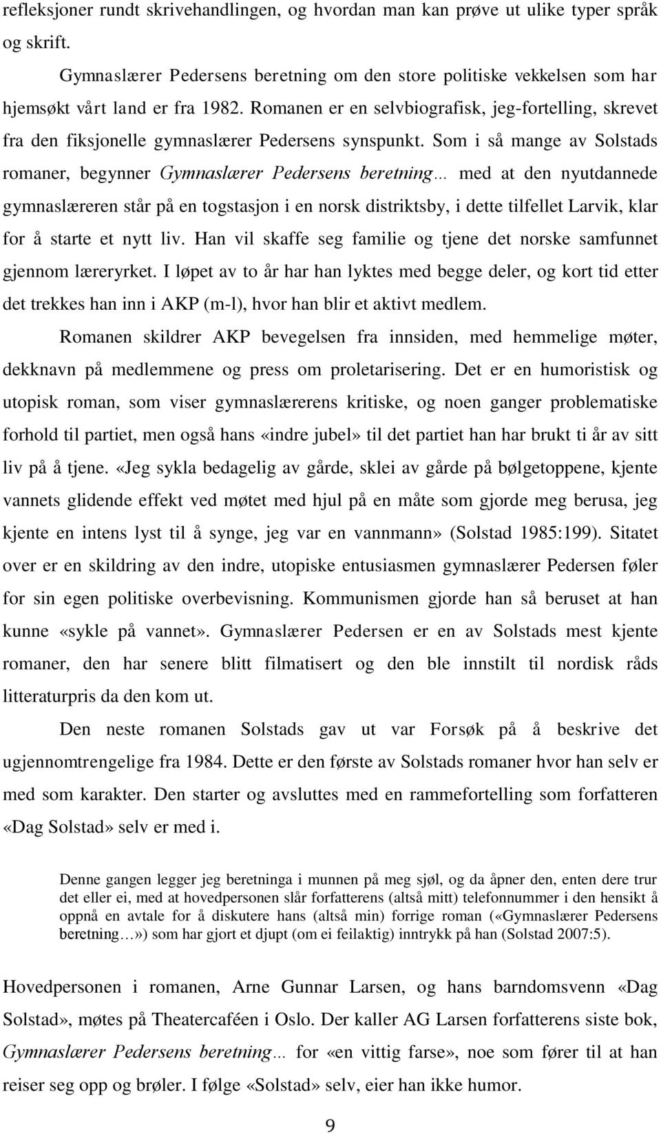 Som i så mange av Solstads romaner, begynner Gymnaslærer Pedersens beretning med at den nyutdannede gymnaslæreren står på en togstasjon i en norsk distriktsby, i dette tilfellet Larvik, klar for å