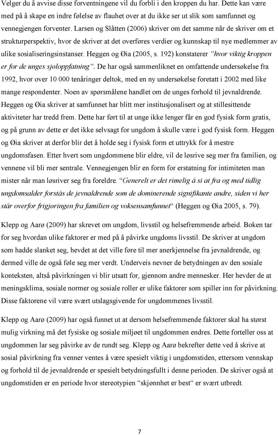 Larsen og Slåtten (2006) skriver om det samme når de skriver om et strukturperspektiv, hvor de skriver at det overføres verdier og kunnskap til nye medlemmer av ulike sosialiseringsinstanser.