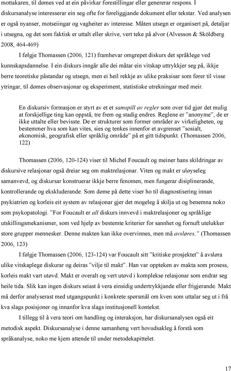 Måten utsegn er organisert på, detaljar i utsegna, og det som faktisk er uttalt eller skrive, vert teke på alvor (Alvesson & Sköldberg 2008, 464-469) I følgje Thomassen (2006, 121) framhevar omgrepet