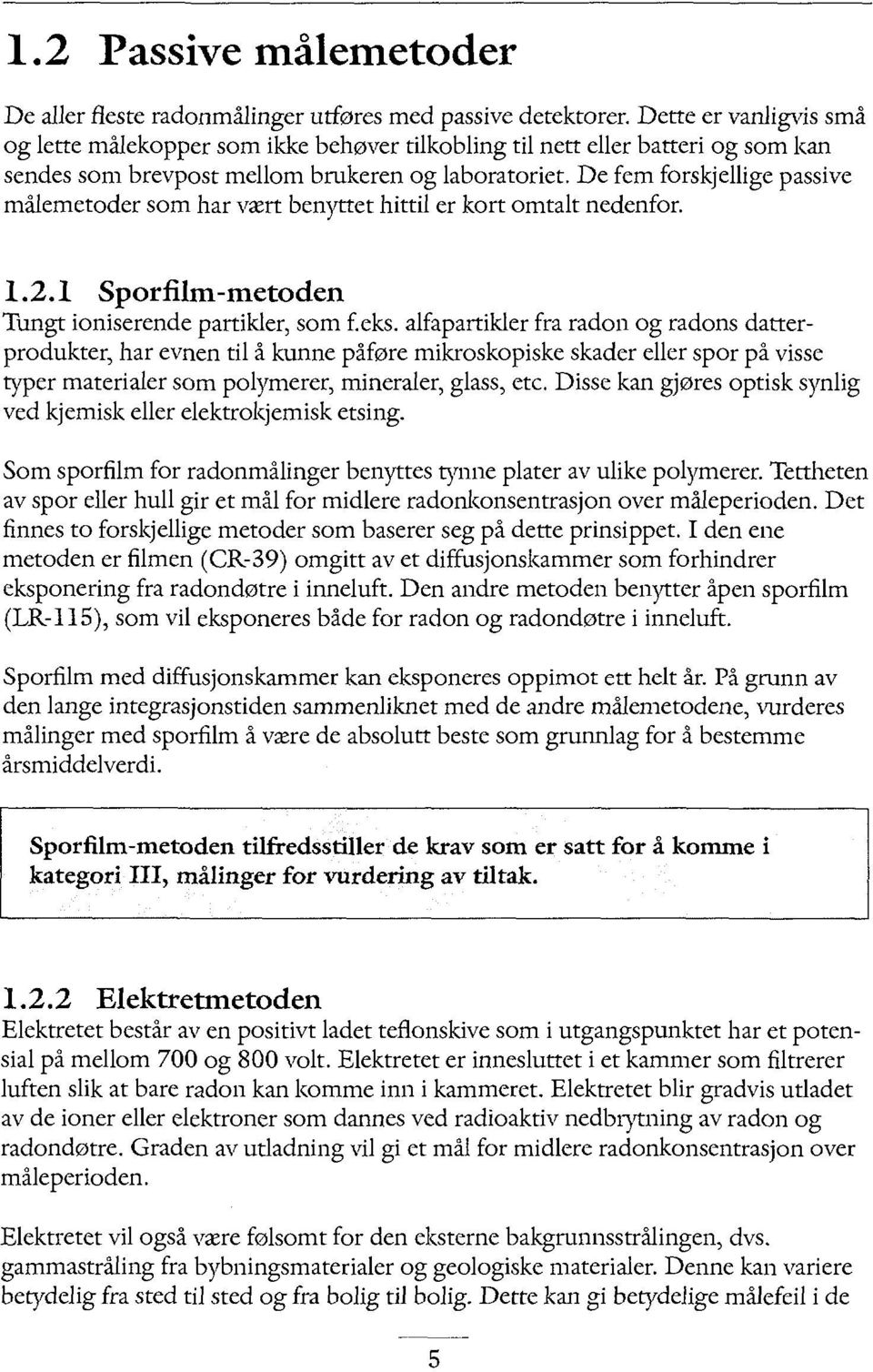 De fem forskjellige passive målemetoder som har vært benyttet hittil er kort omtalt nedenfor. 1.2.1 Sporfilm-metoden Tungt ioniserende partikler, som f.eks.