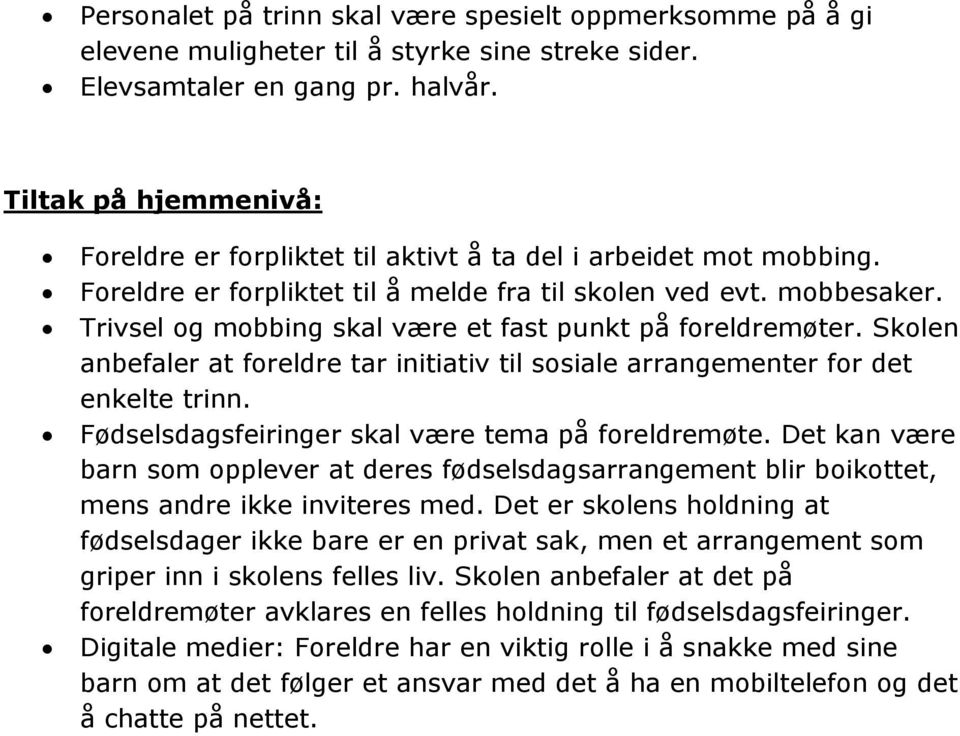 Trivsel og mobbing skal være et fast punkt på foreldremøter. Skolen anbefaler at foreldre tar initiativ til sosiale arrangementer for det enkelte trinn.