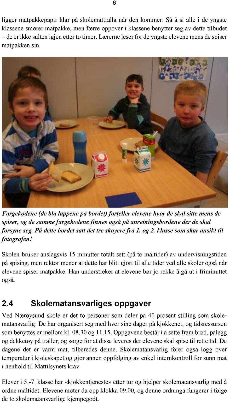 Lærerne leser for de yngste elevene mens de spiser matpakken sin.