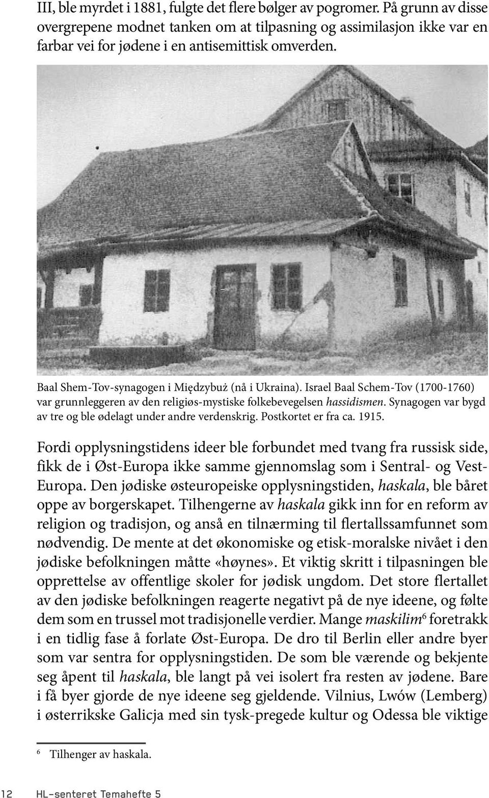 Synagogen var bygd av tre og ble ødelagt under andre verdenskrig. Postkortet er fra ca. 1915.