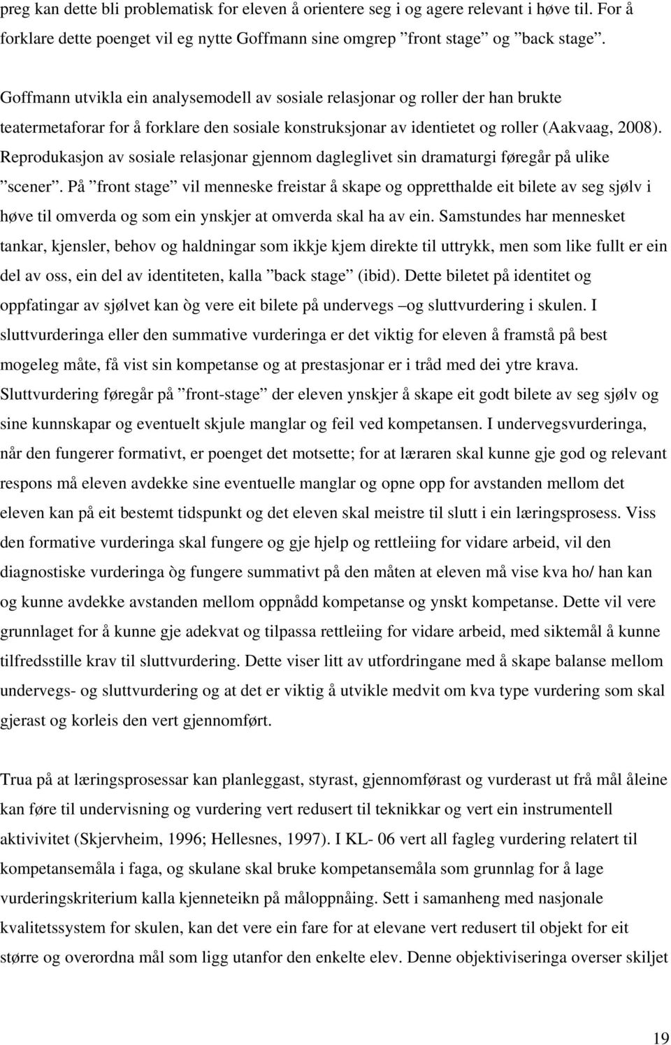 Reprodukasjon av sosiale relasjonar gjennom dagleglivet sin dramaturgi føregår på ulike scener.