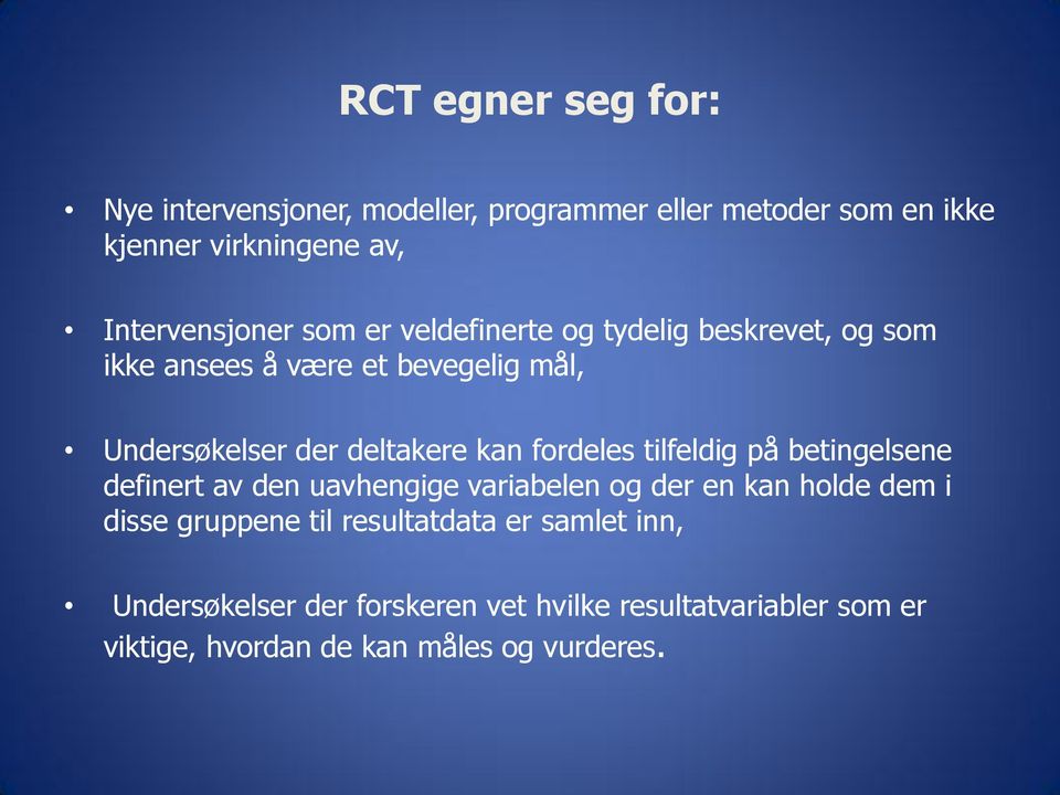 deltakere kan fordeles tilfeldig på betingelsene definert av den uavhengige variabelen og der en kan holde dem i disse