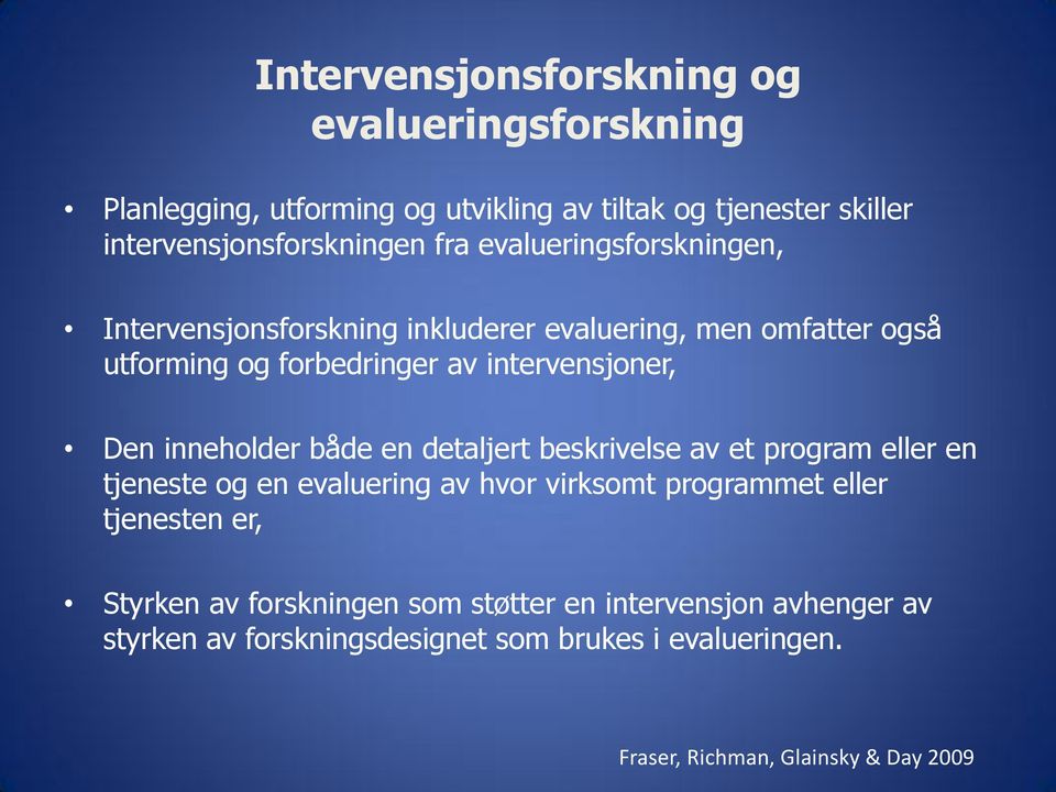 inneholder både en detaljert beskrivelse av et program eller en tjeneste og en evaluering av hvor virksomt programmet eller tjenesten er,