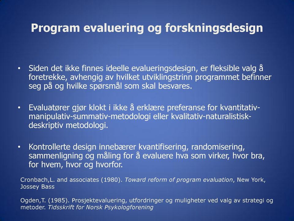 Kontrollerte design innebærer kvantifisering, randomisering, sammenligning og måling for å evaluere hva som virker, hvor bra, for hvem, hvor og hvorfor. Cronbach,L. and associates (1980).