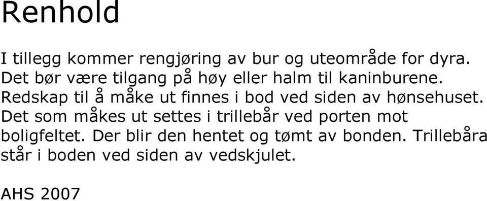 Redskap til å måke ut finnes i bod ved siden av hønsehuset.