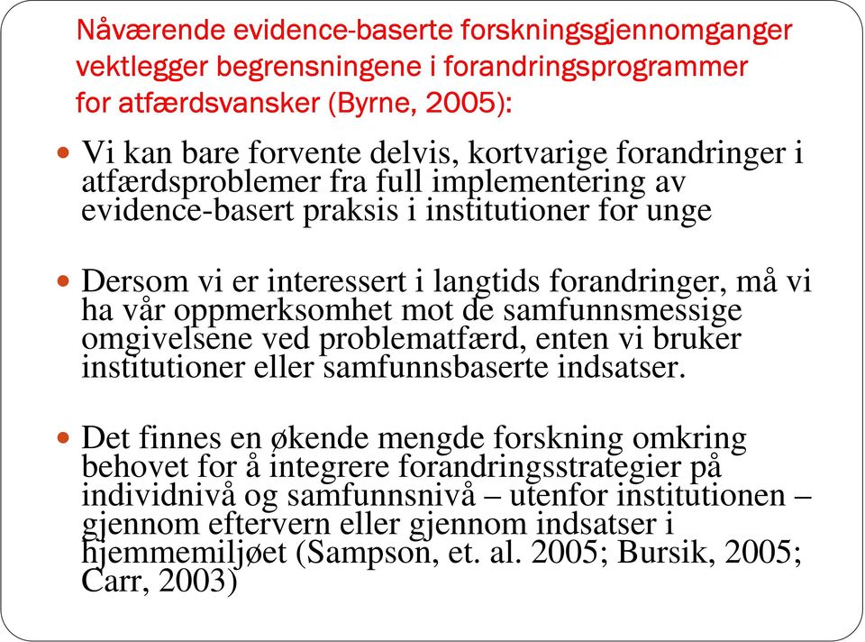 oppmerksomhet mot de samfunnsmessige omgivelsene ved problematfærd, enten vi bruker institutioner eller samfunnsbaserte indsatser.