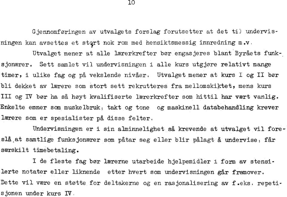 Sett samlet vil undervisningen i alle kurs utgjøre relativt mange timer, i ulike fag og på vekslende nivåer, Utvalget mener at kurs I og II bor bli dekket av lærere som stort sett rekrutteres fra