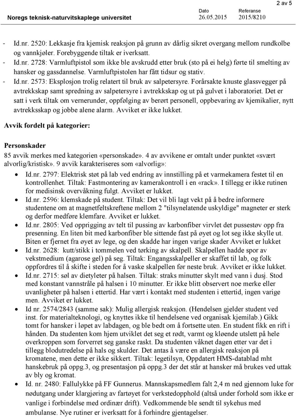 Forårsakte knuste glassvegger på avtrekkskap samt spredning av salpetersyre i avtrekkskap og ut på gulvet i laboratoriet.