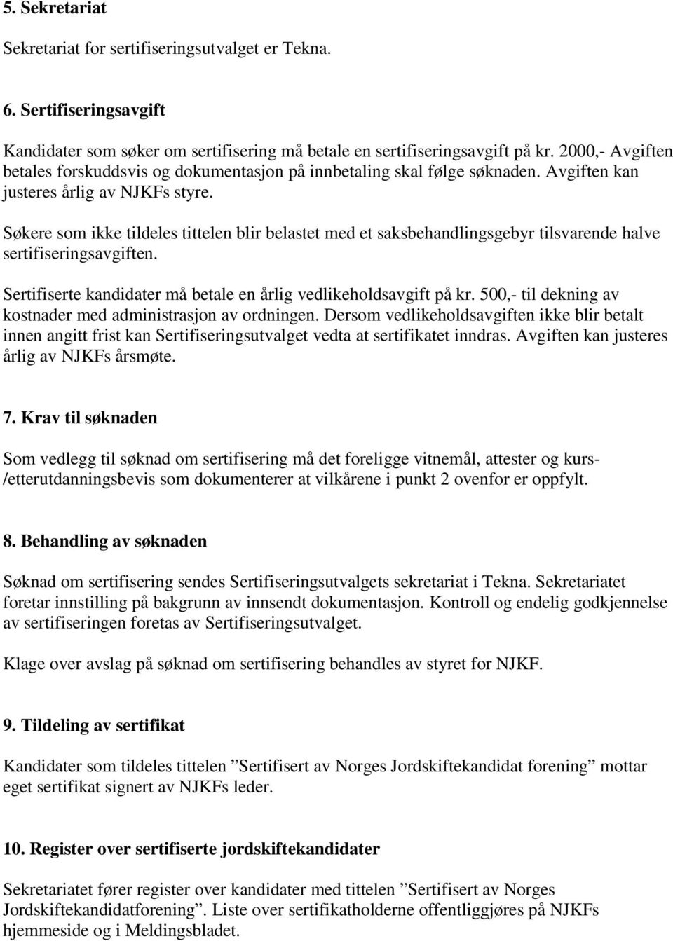 Søkere som ikke tildeles tittelen blir belastet med et saksbehandlingsgebyr tilsvarende halve sertifiseringsavgiften. Sertifiserte kandidater må betale en årlig vedlikeholdsavgift på kr.