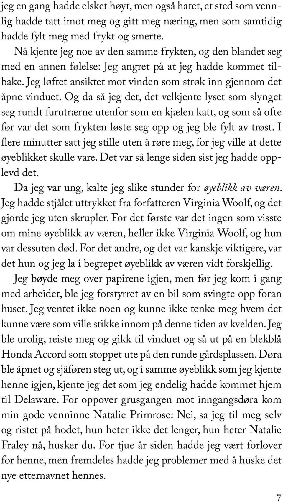 Og da så jeg det, det velkjente lyset som slynget seg rundt furutrærne utenfor som en kjælen katt, og som så ofte før var det som frykten løste seg opp og jeg ble fylt av trøst.