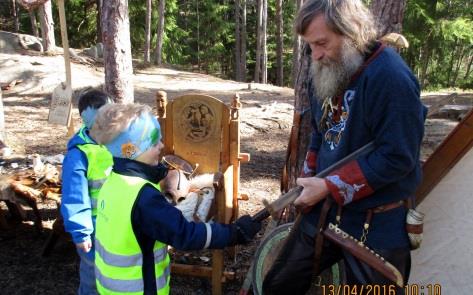 Barna har hilst på Tarkus- barnas trafikkvenn, noe de har gledet seg til. Tarkus er et beltedyr og når han sitter i bil er han et bilbeltedyr.