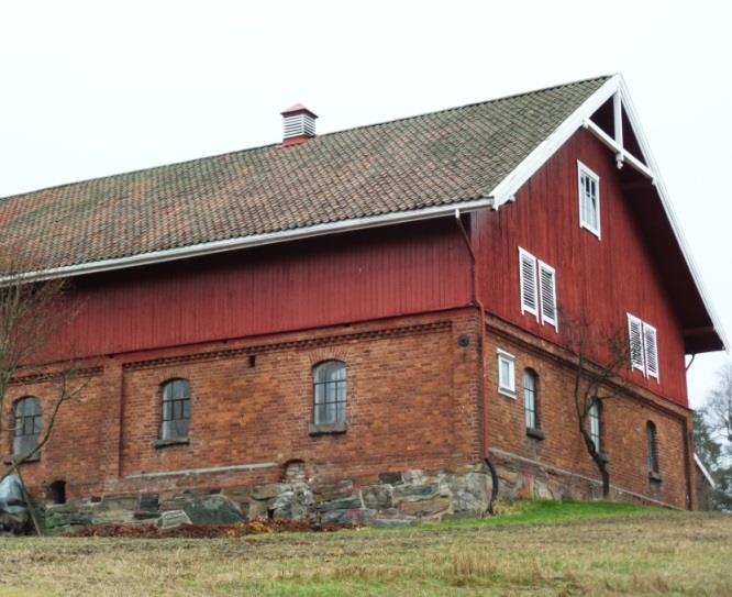 Figur 54 Teglsteinsfjøs Sørum søndre Låver Frem til slutten av 1800-tallet besto gårdstunene av mange bygninger, en til hver funksjon.