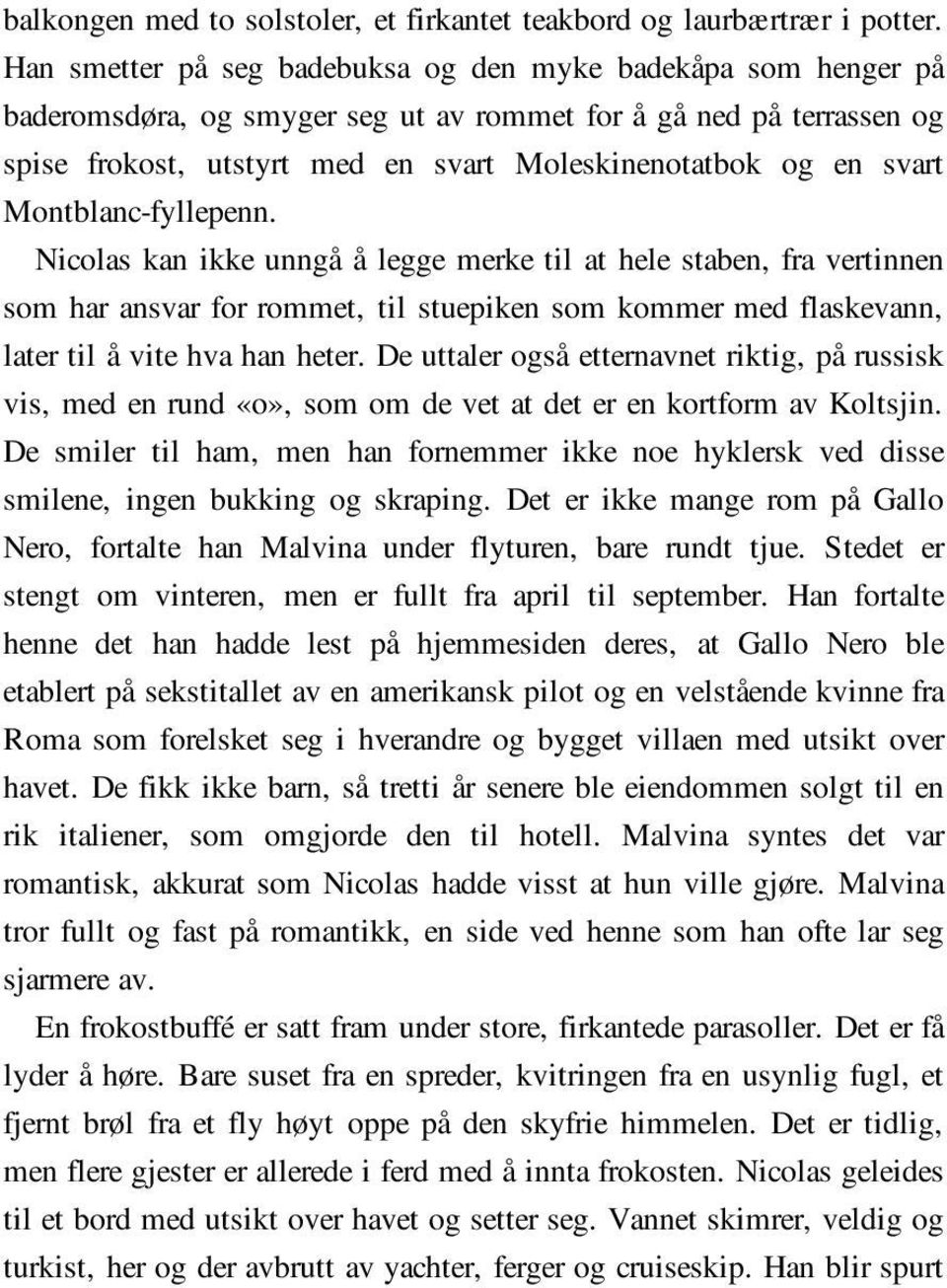 Montblanc-fyllepenn. Nicolas kan ikke unngå å legge merke til at hele staben, fra vertinnen som har ansvar for rommet, til stuepiken som kommer med flaskevann, later til å vite hva han heter.