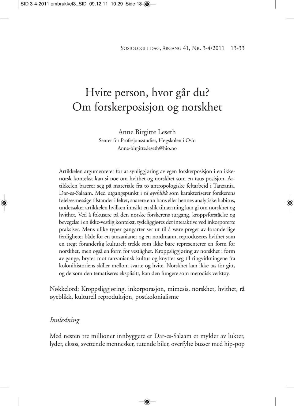 no Artikkelen argumenterer for at synliggjøring av egen forskerposisjon i en ikkenorsk kontekst kan si noe om hvithet og norskhet som en taus posisjon.