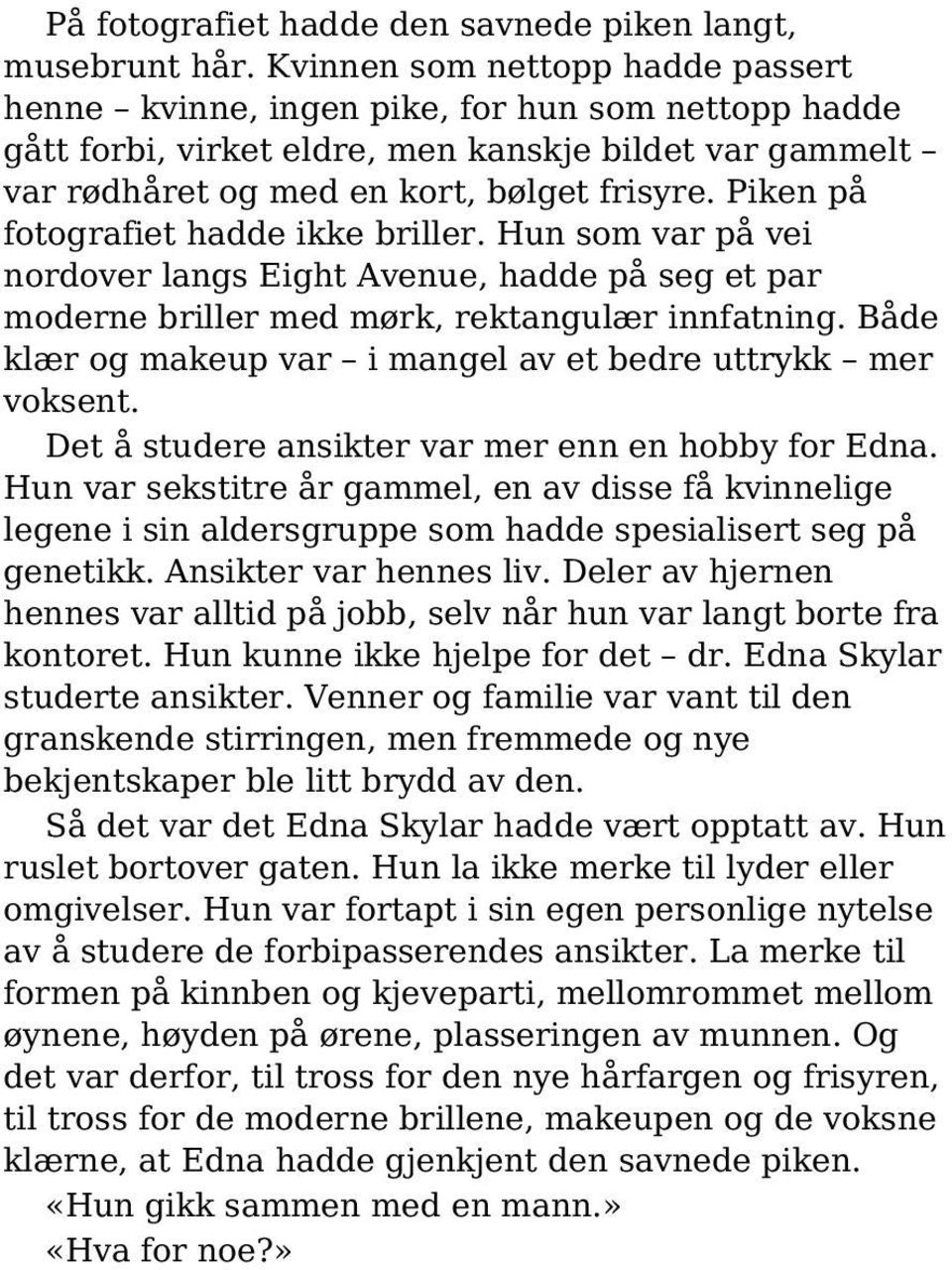 Piken på fotografiet hadde ikke briller. Hun som var på vei nordover langs Eight Avenue, hadde på seg et par moderne briller med mørk, rektangulær innfatning.