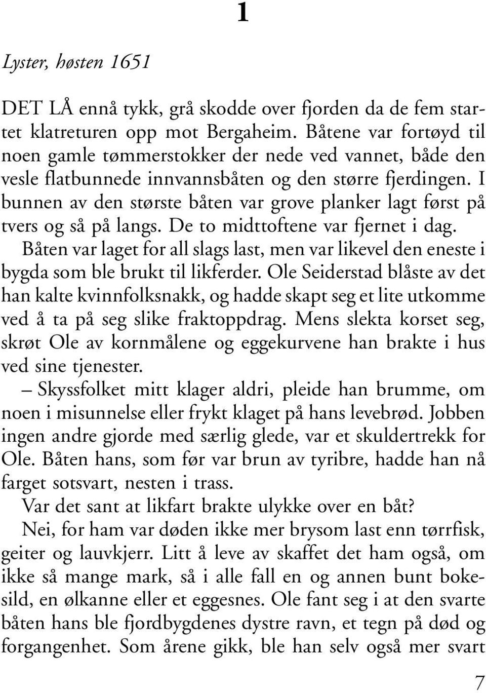 I bunnen av den største båten var grove planker lagt først på tvers og så på langs. De to midttoftene var fjernet i dag.