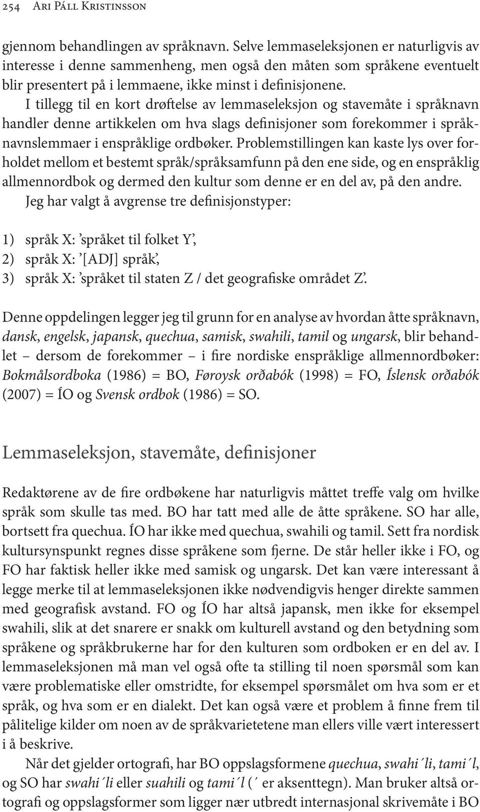 I tillegg til en kort drøftelse av lemmaseleksjon og stavemåte i språknavn handler denne artikkelen om hva slags definisjoner som forekommer i språknavns lemmaer i enspråklige ordbøker.