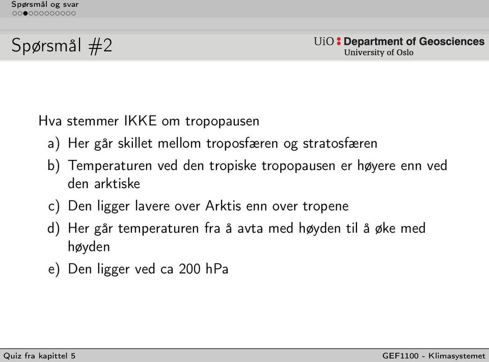 høyere enn ved den arktiske c) Den ligger lavere over Arktis enn over tropene