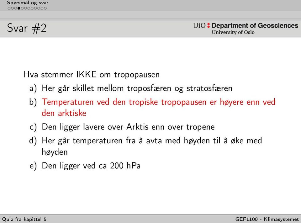 den arktiske c) Den ligger lavere over Arktis enn over tropene d) Her går