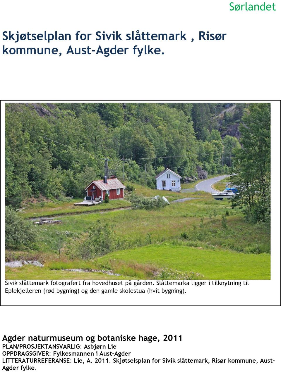 Slåttemarka ligger i tilknytning til Eplekjelleren (rød bygning) og den gamle skolestua (hvit bygning).