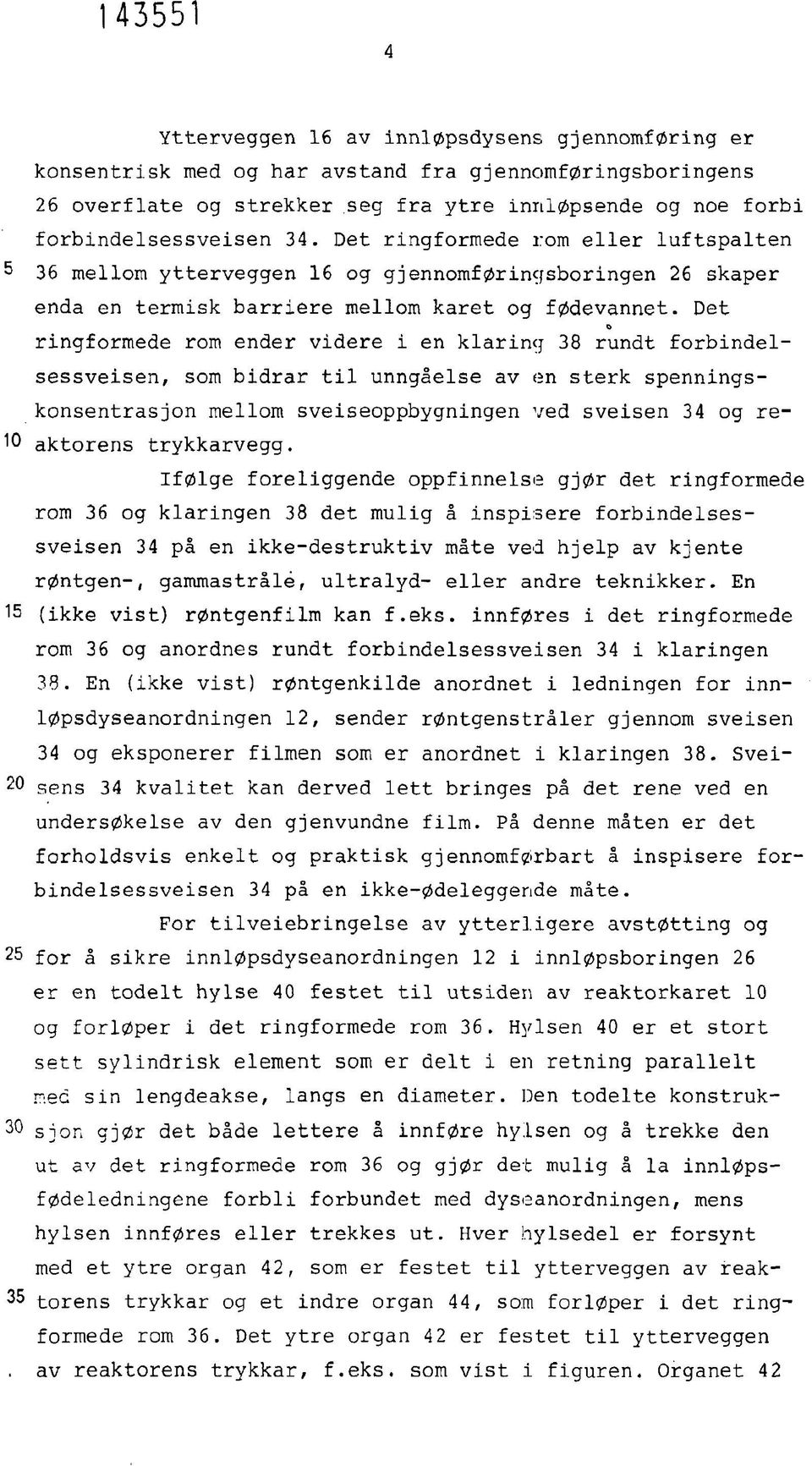 Det ringformede rom ender videre i en klaring 38 rundt forbindelsessveisen, som bidrar til unngåelse av en sterk spenningskonsentrasjon mellom sveiseoppbygningen ved sveisen 34 og reaktorens