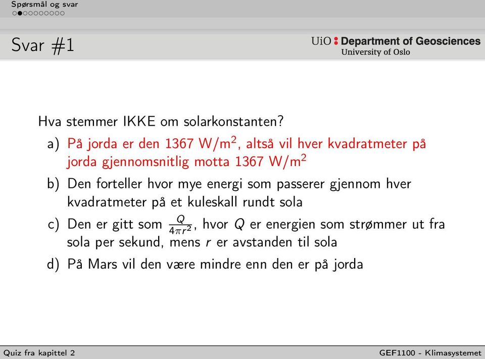 b) Den forteller hvor mye energi som passerer gjennom hver kvadratmeter på et kuleskall rundt sola c)