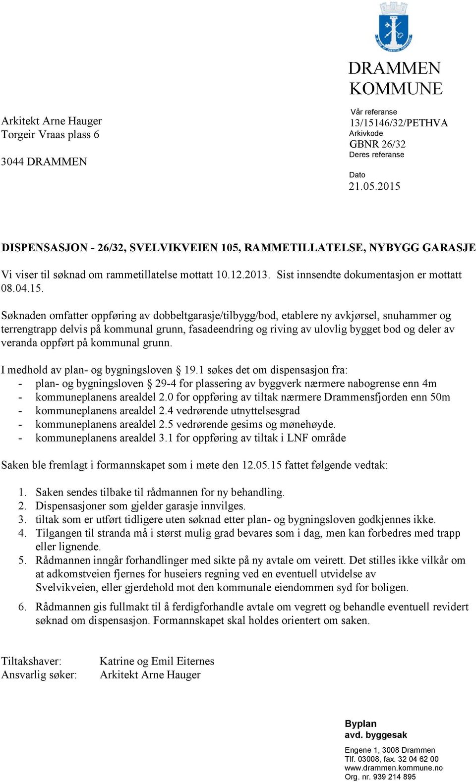 omfatter oppføring av dobbeltgarasje/tilbygg/bod, etablere ny avkjørsel, snuhammer og terrengtrapp delvis på kommunal grunn, fasadeendring og riving av ulovlig bygget bod og deler av veranda oppført