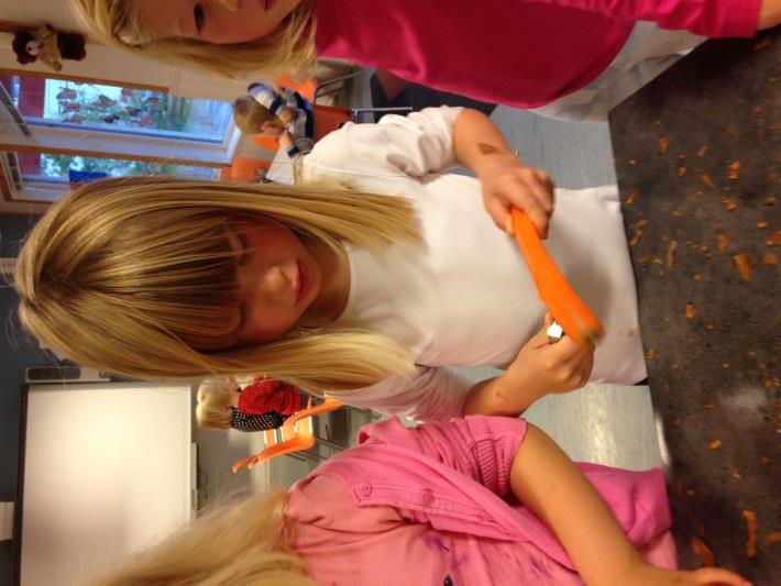 Deltagende barn er viktig for oss på Kolsås. Når barna er med på å lage maten de skal spise, ser vi at de får økt matlyst og mer kunnskap om den maten de spiser.