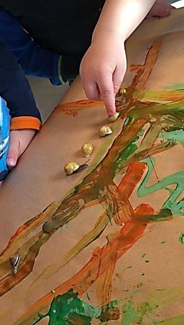 Snegleprosjektet på Elva har engasjert stort og barna har virkelig fått utforsket sin fascinasjon for snegler. Her har barna malt veier på et stort gråpapir og lagt sneglene på arket.