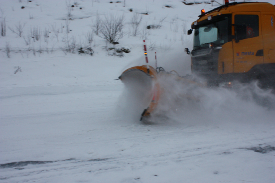 HØGSKOLEN I SØR TRØNDELAG Tørrsnømengde før og etter tiltak, 60 km/t (Gummi küper) 35,0 Snømengde [Kg/m2 ] 30,0 25,0 Før 20,0 Etter 13,7 15,0 10,0 9,4 7,4 7,3 5,3 5,3 5,0 1,4 5,1 0,5 5,4 5,1 2,3 1,3