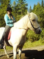 Lisa Christine Moen Hestejente fra barnsben av. Er så godt som oppvokst på rideskole, men ble tidlig mest interessert i trav.