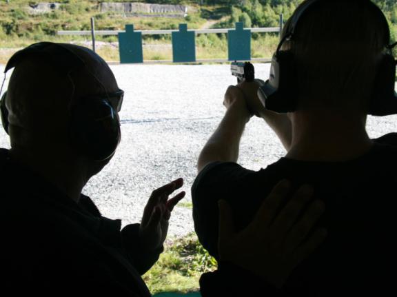 9mm pistol Har du noen gang skutt med en ekte 9mm pistol?