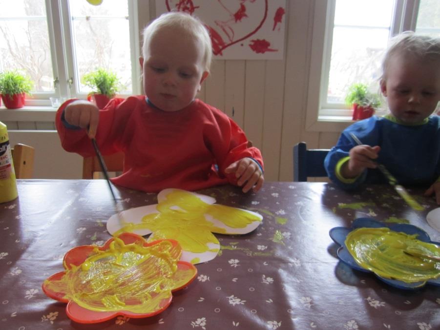 Farger Mål: Barna skal bli kjent med blå og gul. Aktiviteter: Snakke om fargene, male gult i bleia, ha en blå og gul dag med bl.a. blå og gul mat, finne blå og gule ting rundt oss, male et felles bilde i forskjellige blåtoner, fingermaling med fargene.