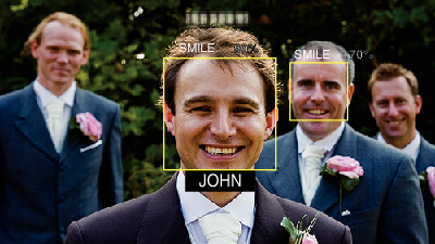 Opptak Innstilling av SKJERMBILDET SMIL%/NAVN Med SMILE%/NAME DISPLAY kan du angi at elementer skal vises når ansikter registreres.