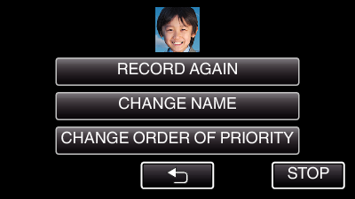 Opptak Redigere registrert ansiktsinformasjon Du kan endre registrert navn, prioritet og ansiktsinformasjon. 6 Trykk på elementet for å redigere. 1 Trykk på MENU. 0 Hovedmenyen vises.