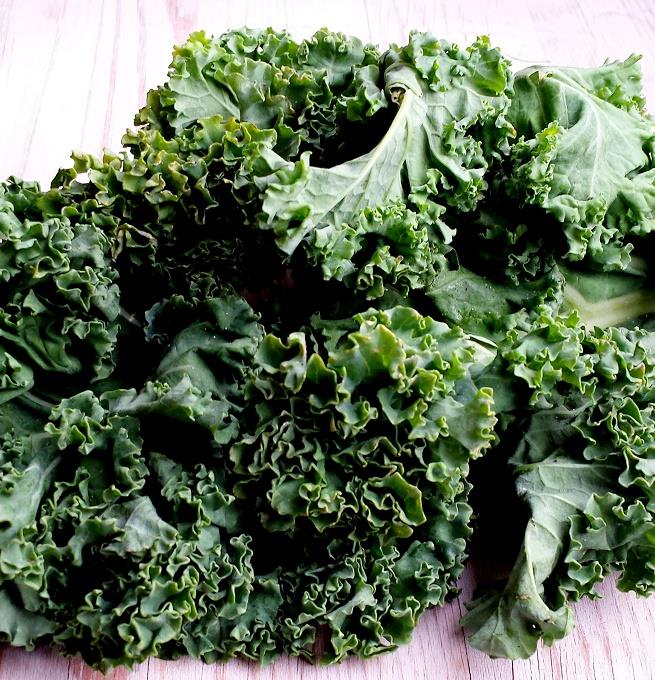 Kalsiumkilder i vegankost belgvekster - bønner, linser, erter og soyaprodukter grønne grønnsaker berikede vegetabilske drikker av for