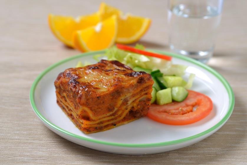 TORSDAG LASAGNE MED SALAT Allergener: Lasagne: Egg, gluten, melk, selleri Beskrivelse av oppvarming og menge per porsjon Fjern plast emballasje og sett lasagnen på rist midt i forvarmet stekeovn ved