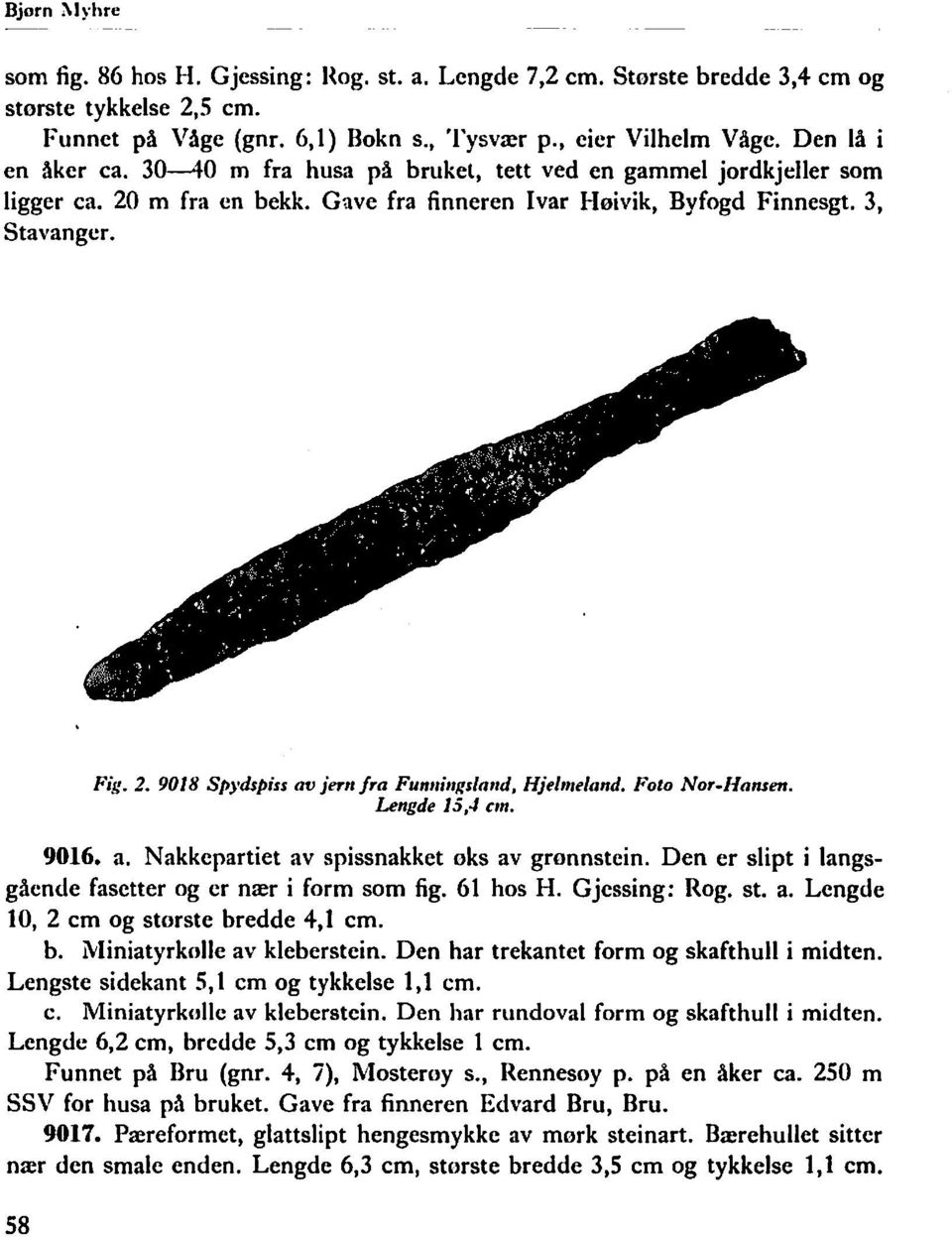 Foto Nor-Hansen. Lengde 15,4 CIII. 9016. a. Nakkepartiet av spissnakket øks av gronnstein. Den er slipt i langsgående fasetter og er nær i form som fig. 61 hos H. Gjessing: Rog. st. a. Lengde lo, 2 cm og største bredde 4,1 cm.