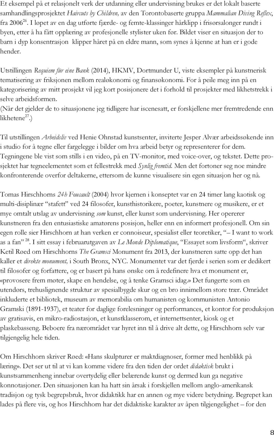 Bildet viser en situasjon der to barn i dyp konsentrasjon klipper håret på en eldre mann, som synes å kjenne at han er i gode hender.