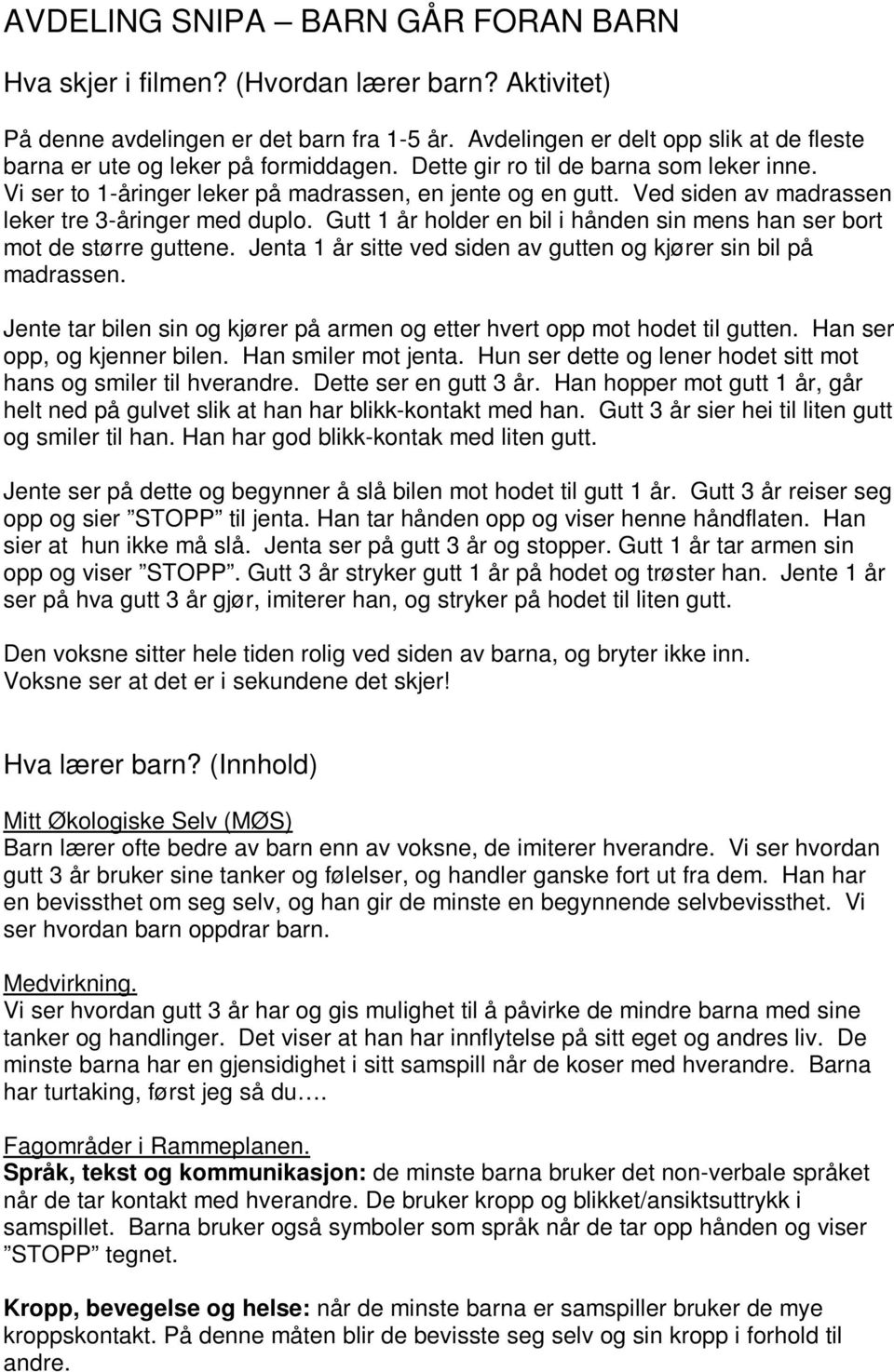 Ved siden av madrassen leker tre 3-åringer med duplo. Gutt 1 år holder en bil i hånden sin mens han ser bort mot de større guttene. Jenta 1 år sitte ved siden av gutten og kjører sin bil på madrassen.